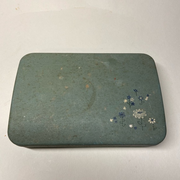 🌹Clip-on Earrings Jewelry Box 🌹 - Picture 2 of 4